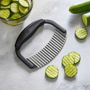 NEW-PAMPERED CHEF-Crinkle Cutter w/Cover